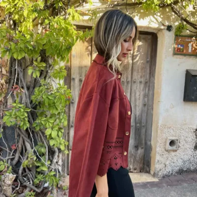 chaqueta-antelina-burdeos-perfil