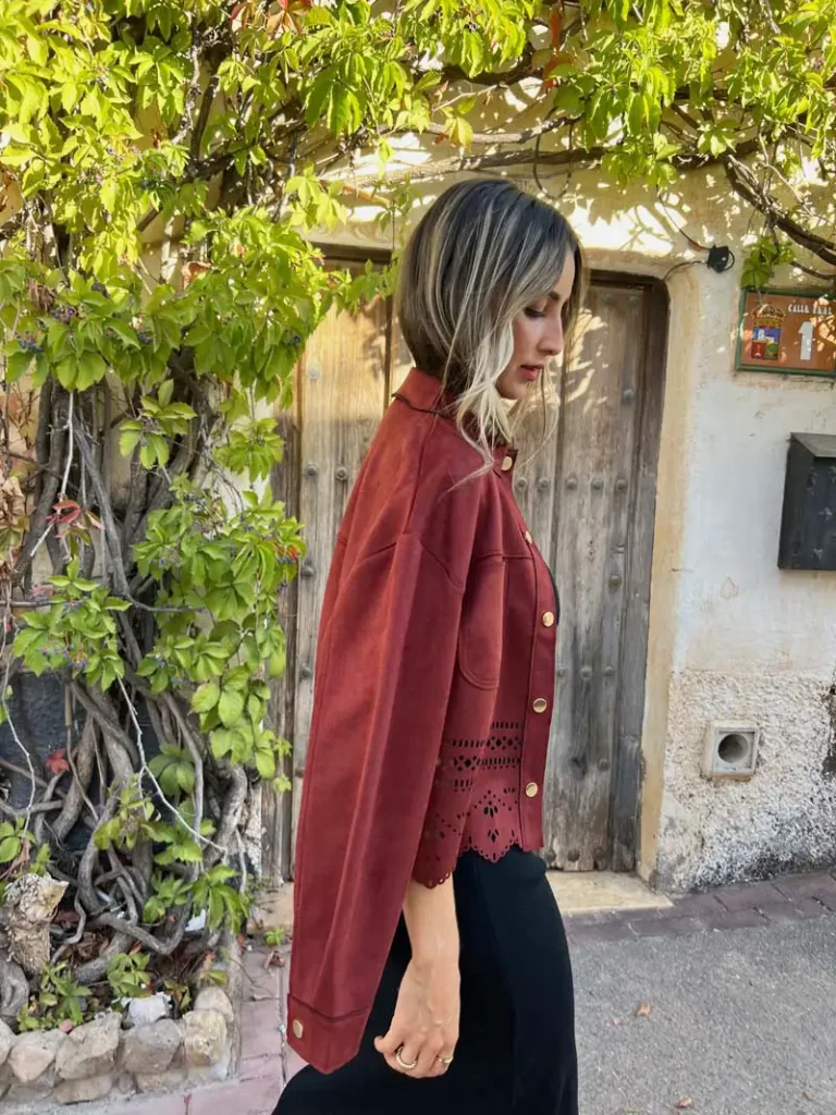 chaqueta-antelina-burdeos-perfil