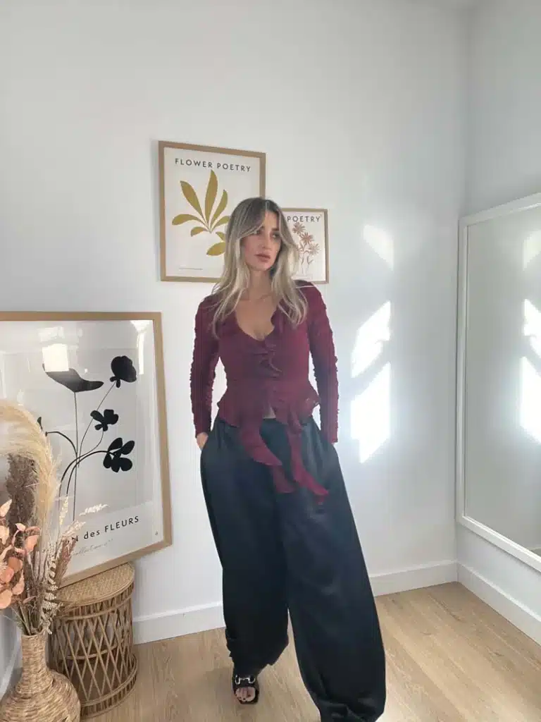pantalon-bombacho-saten-negro-blusa-volante-burdeos