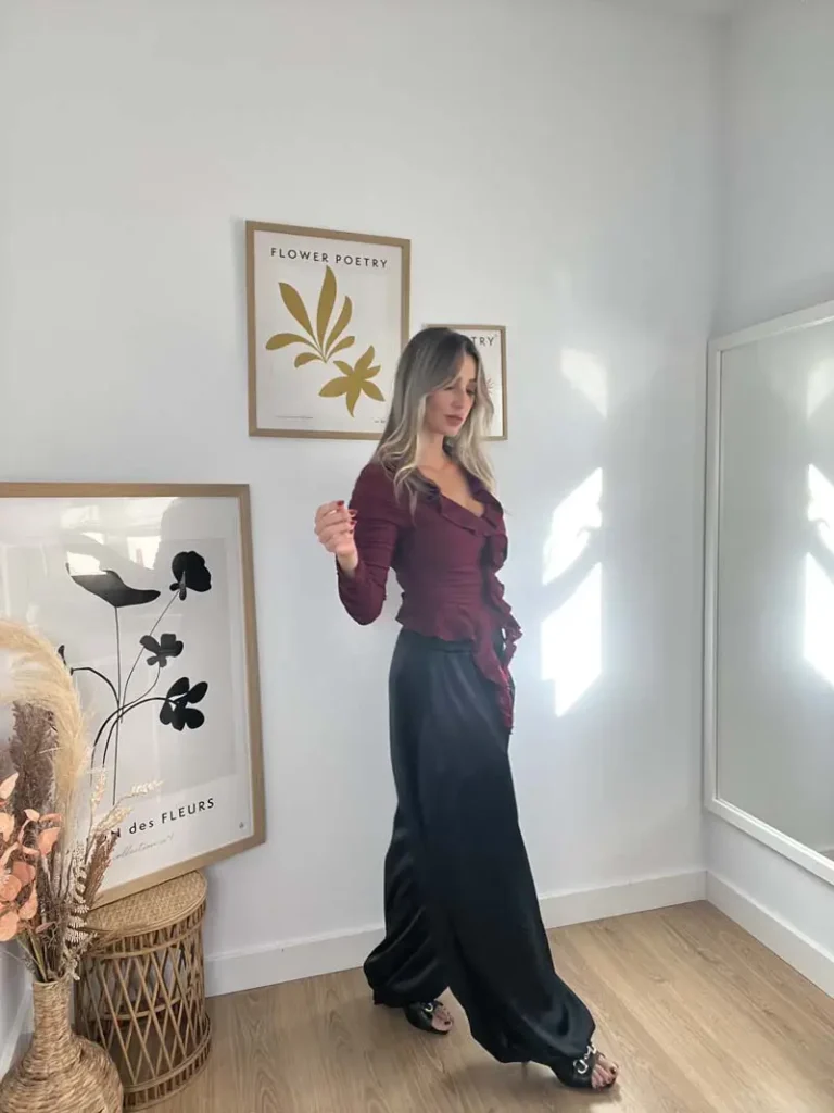 pantalon-bombacho-saten-negro-blusa-volante-burdeos-perfil