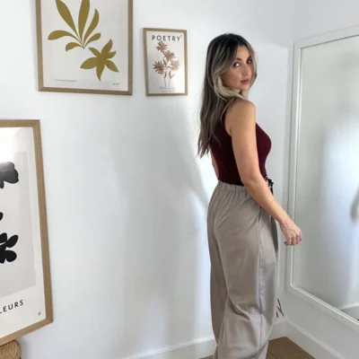 pantalon-pinzas-bombacho-beige-espalda