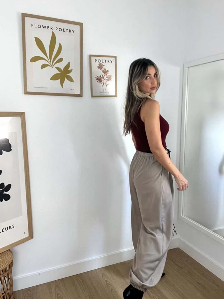 pantalon-pinzas-bombacho-beige-espalda