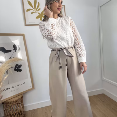 pantalon-fluido-lazada-camel+blusa-calada-flor