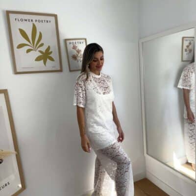 camiseta-alba-blanca-pantalon-modelo