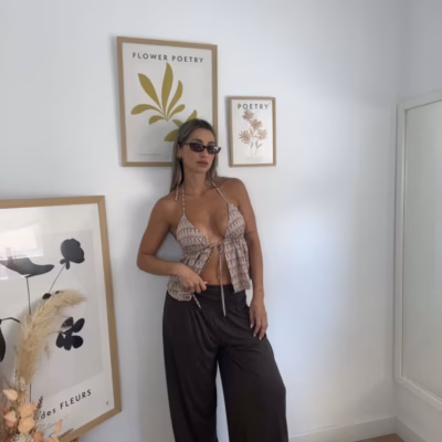 blusa-menorca-beige-modelo-pantalon-santorini-marron