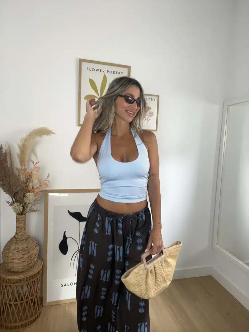 Top halter celeste modelo