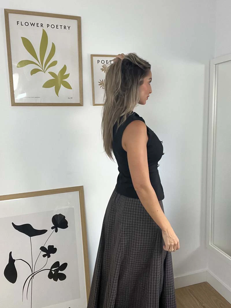Falda cuadros perfil